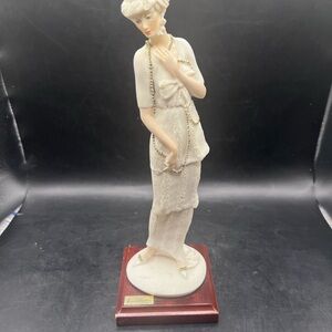 Elegant Porcelain Figurine on Wooden Base be Giuseppe Armani